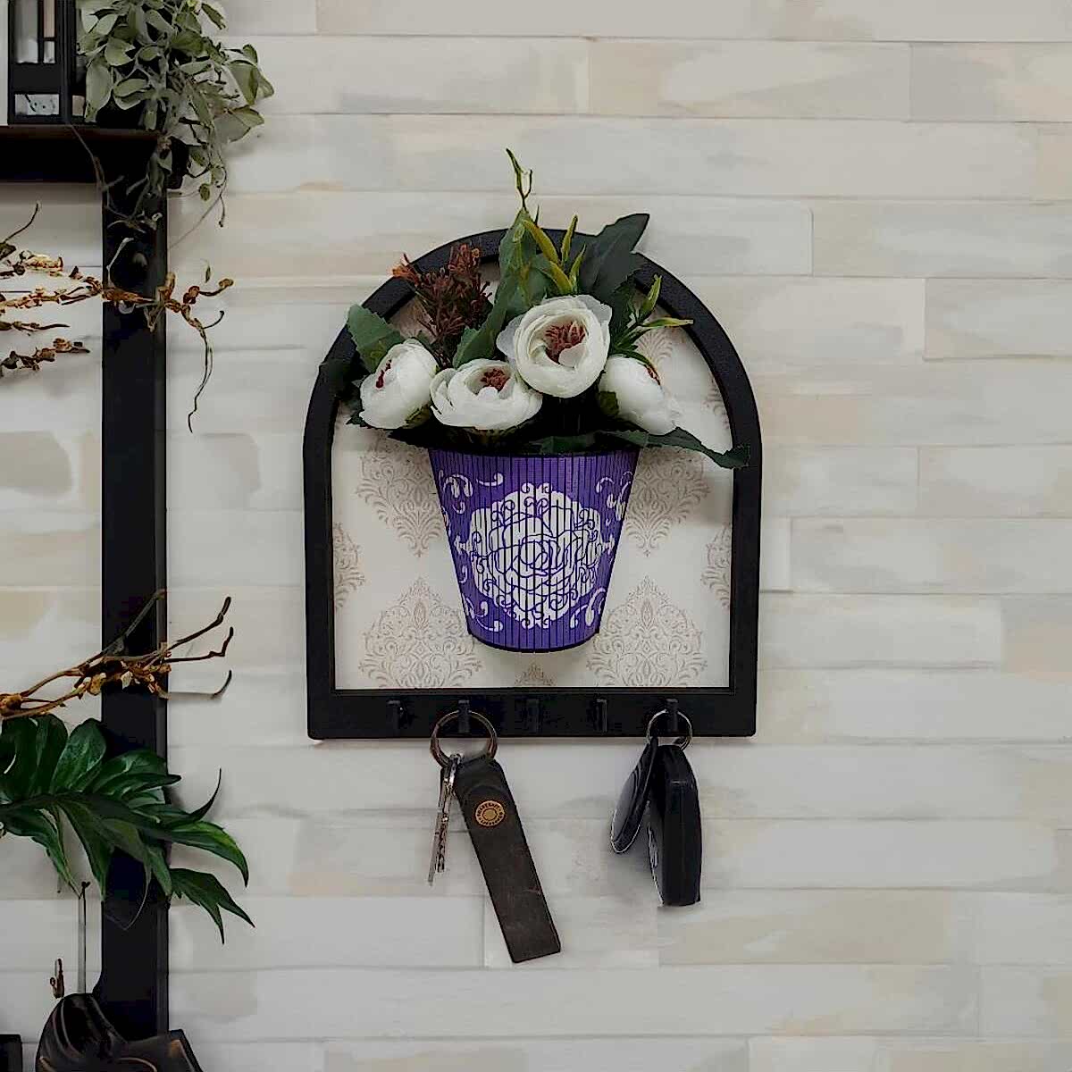 CajuArt Ahşap Motifli Mor Saksı İçinde Beyaz Yapay Çiçek Askılık Duvar Dekoru